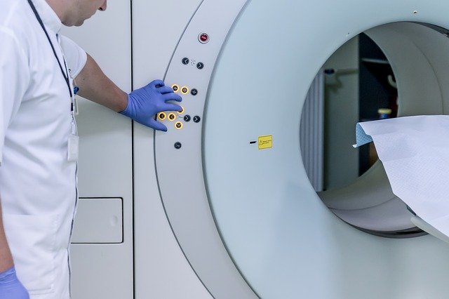 Kiedy wykonać rezonans magnetyczny lub tomografię komputerową?